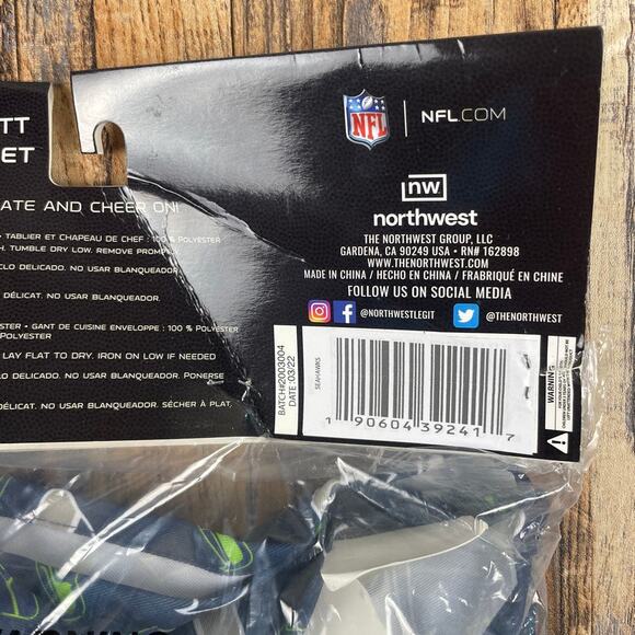 Northwest NFL 3 Piece Team Color and Logo Chef Set: Apron, Oven Mitt & Chef Hat - Picture 8 of 10